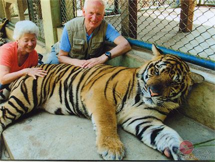 Frau und Herr Mencke mit einem Tiger